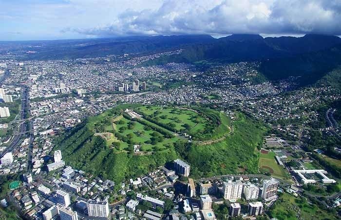 Punch-Bowl-Crater-Waikiki-Trolley.jpg
